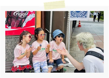 4歳と5歳の子どもたちが講師とベンチで話している様子