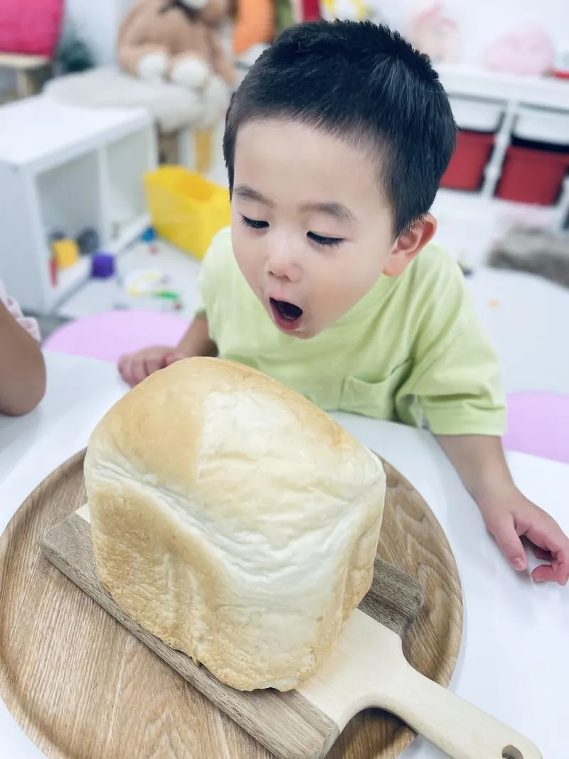 焼きたてのパンを前に驚く男の子