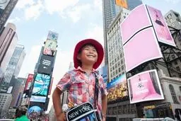 ニューヨークのタイムズスクエアで笑う男の子