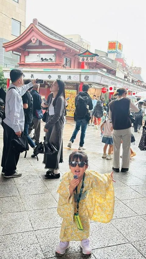 着物姿の4歳の女の子が、浅草で英語を使って街を紹介している様子