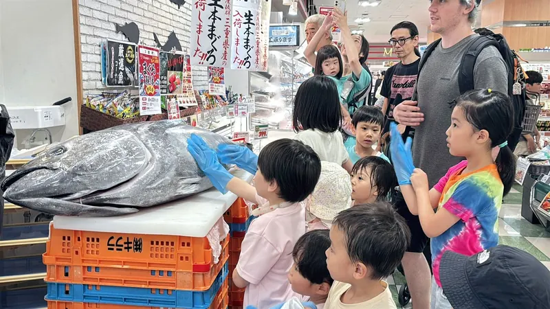 子どもたちが鮮魚店で英語を使って買い物をしている様子