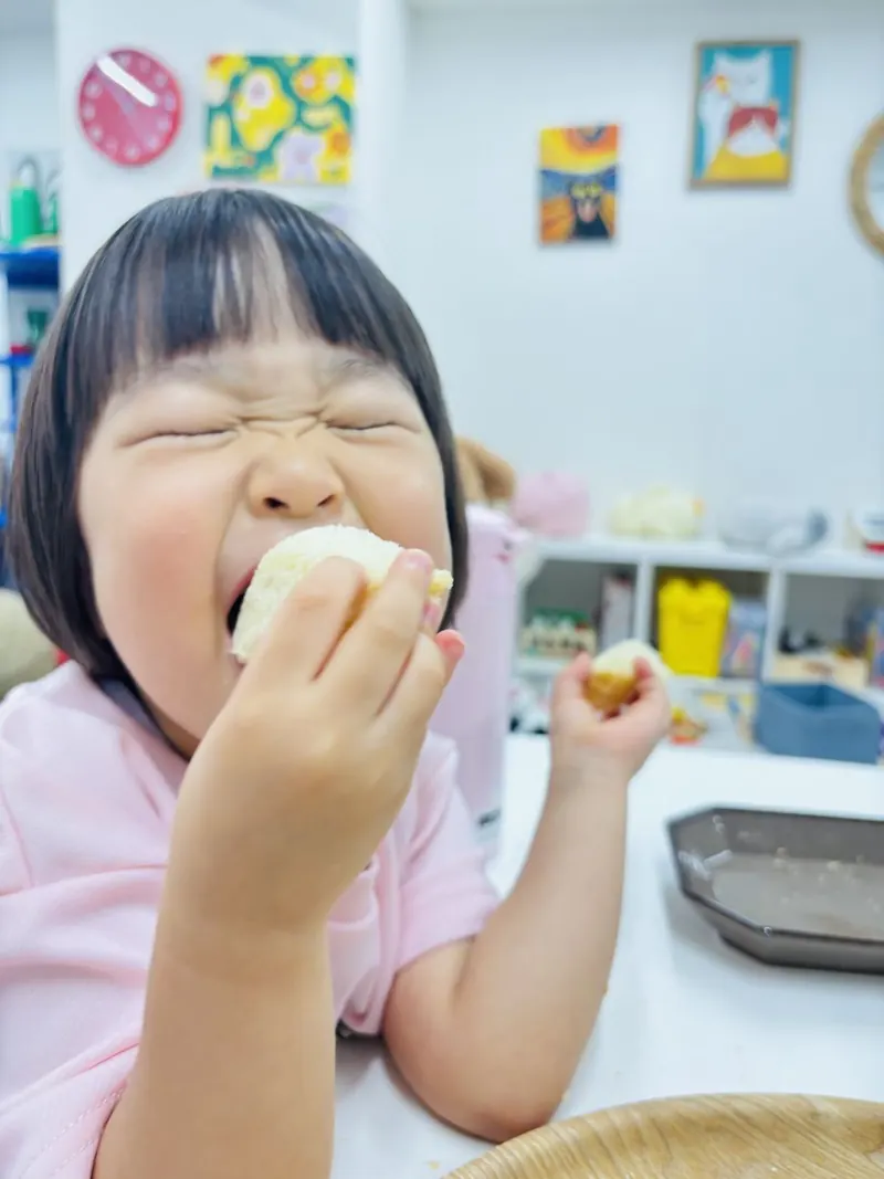 パンを頬張る女の子