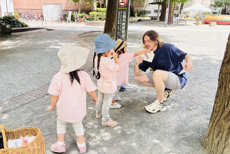 講師としゃがんで話す子どもたち
